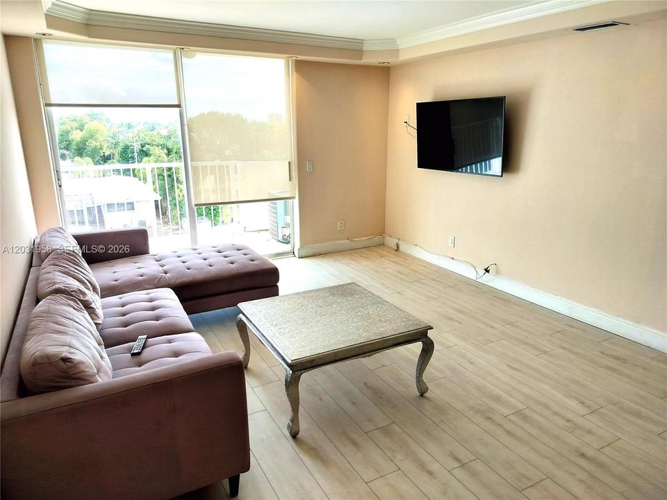 For Sale: $229,500 (1 beds, 1 baths, 807 Square Feet)
