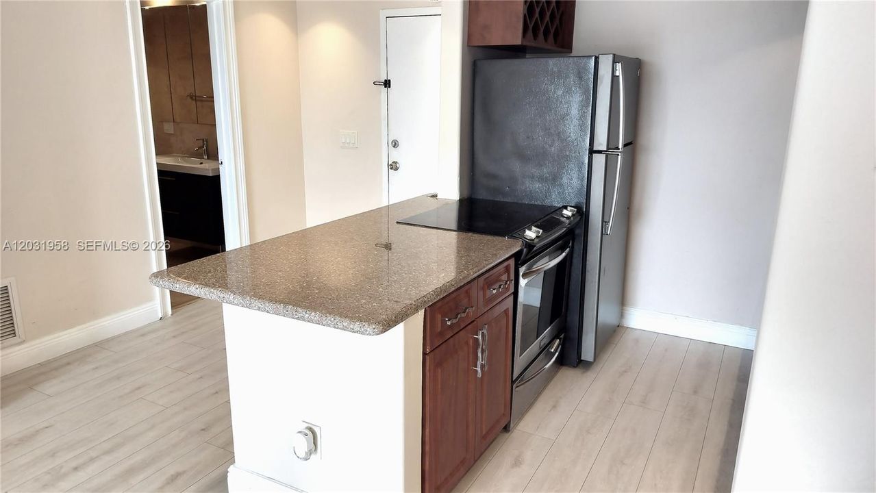 For Sale: $229,500 (1 beds, 1 baths, 807 Square Feet)