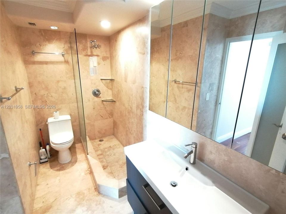 For Sale: $229,500 (1 beds, 1 baths, 807 Square Feet)