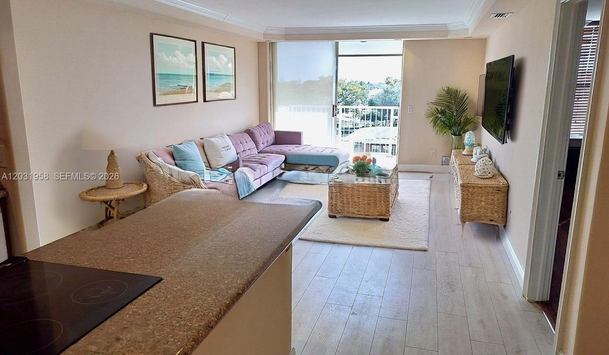 For Sale: $229,500 (1 beds, 1 baths, 807 Square Feet)