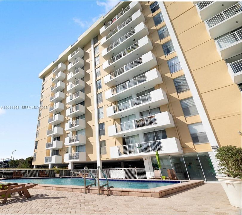 For Sale: $229,500 (1 beds, 1 baths, 807 Square Feet)