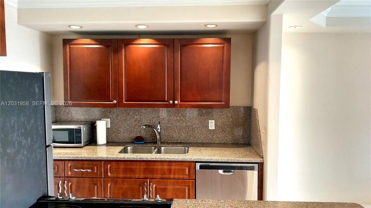 For Sale: $229,500 (1 beds, 1 baths, 807 Square Feet)