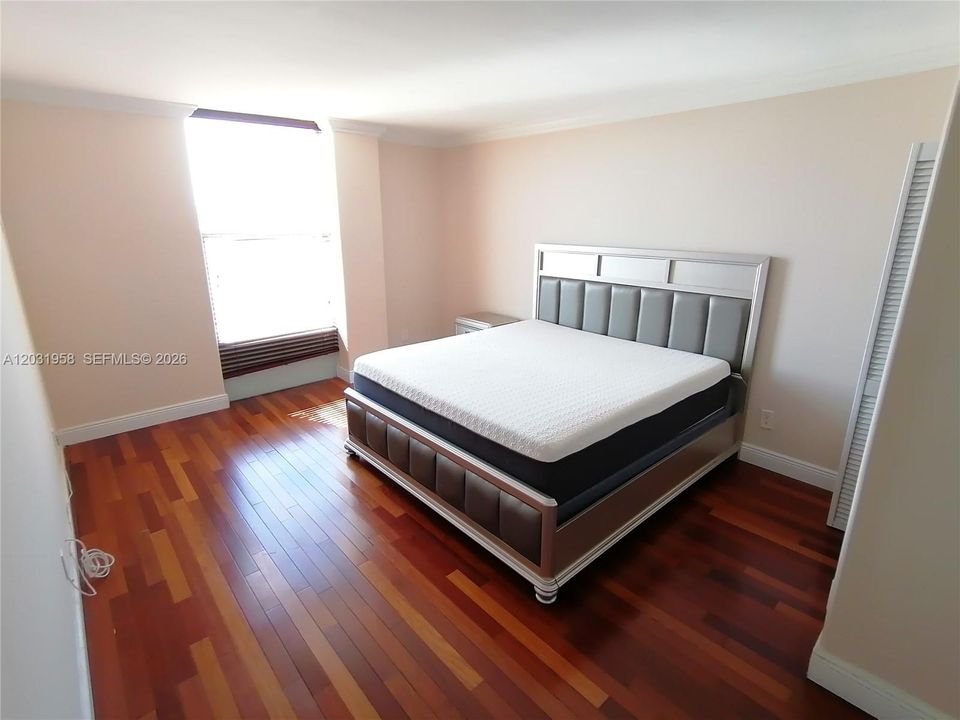 For Sale: $229,500 (1 beds, 1 baths, 807 Square Feet)
