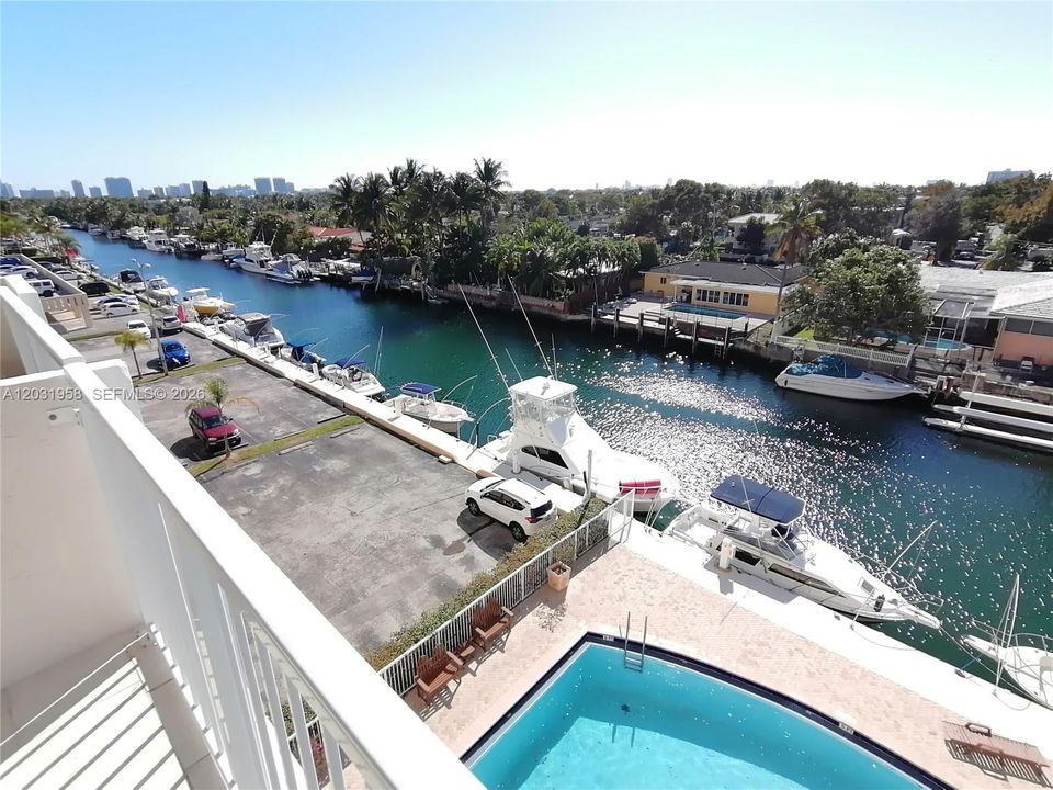 For Sale: $229,500 (1 beds, 1 baths, 807 Square Feet)