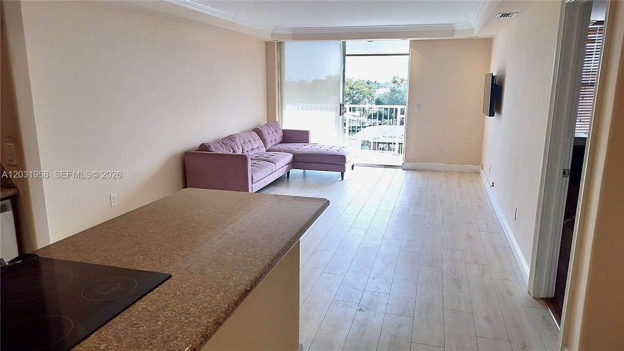 For Sale: $229,500 (1 beds, 1 baths, 807 Square Feet)
