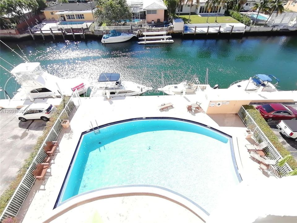 For Sale: $229,500 (1 beds, 1 baths, 807 Square Feet)