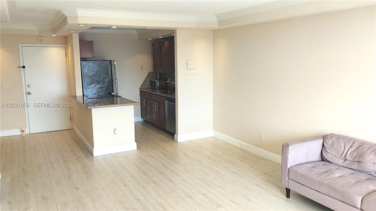 For Sale: $229,500 (1 beds, 1 baths, 807 Square Feet)