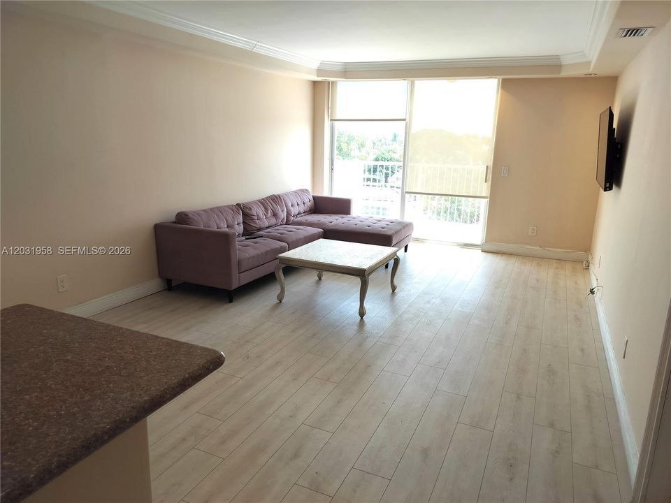 For Sale: $229,500 (1 beds, 1 baths, 807 Square Feet)