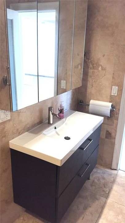 For Sale: $229,500 (1 beds, 1 baths, 807 Square Feet)