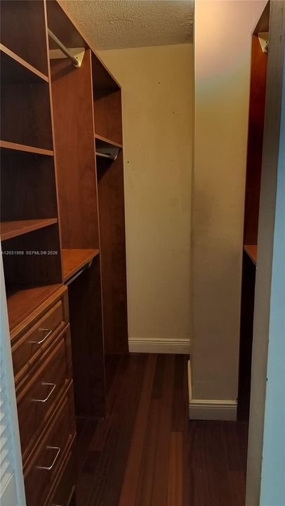 For Sale: $229,500 (1 beds, 1 baths, 807 Square Feet)