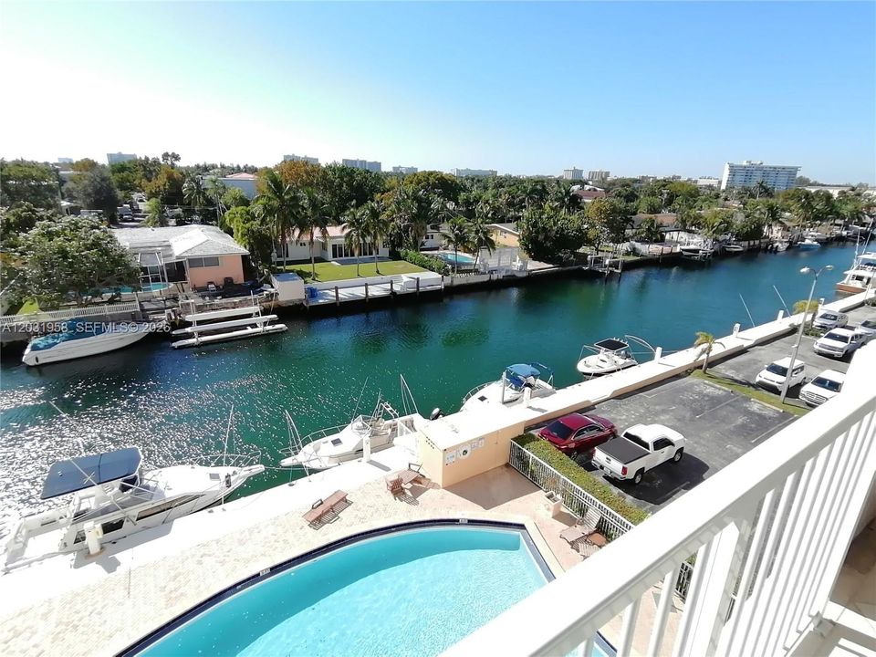 For Sale: $229,500 (1 beds, 1 baths, 807 Square Feet)