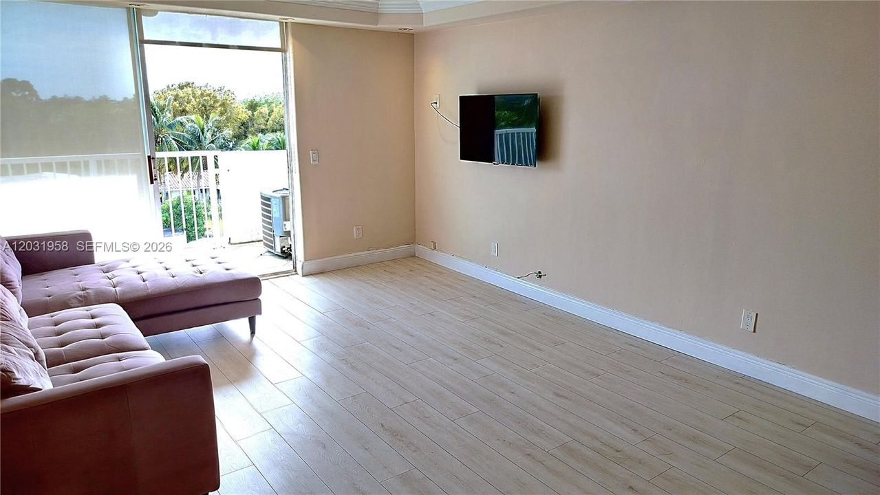 For Sale: $229,500 (1 beds, 1 baths, 807 Square Feet)