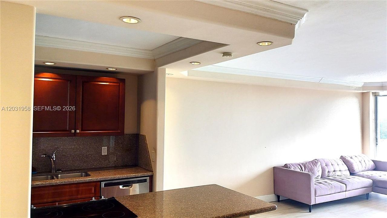 For Sale: $229,500 (1 beds, 1 baths, 807 Square Feet)