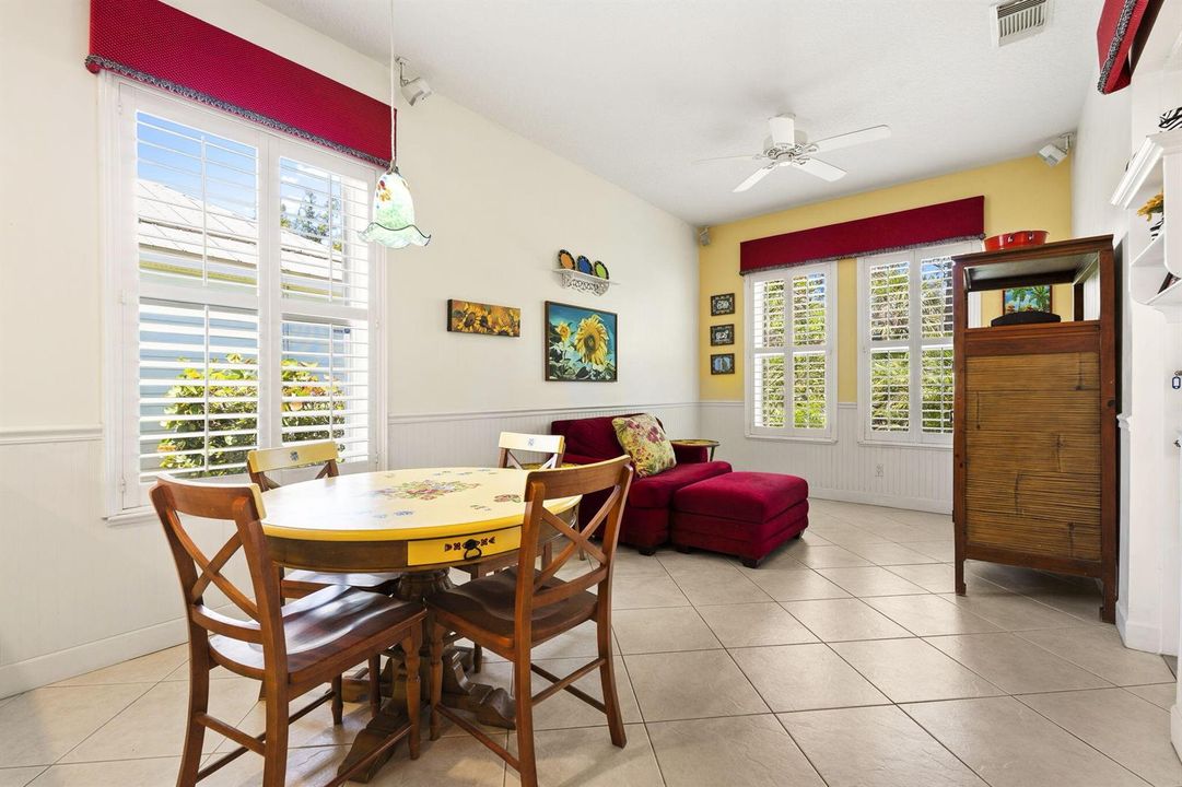 EAT IN KITCHEN/FAMILY ROOM