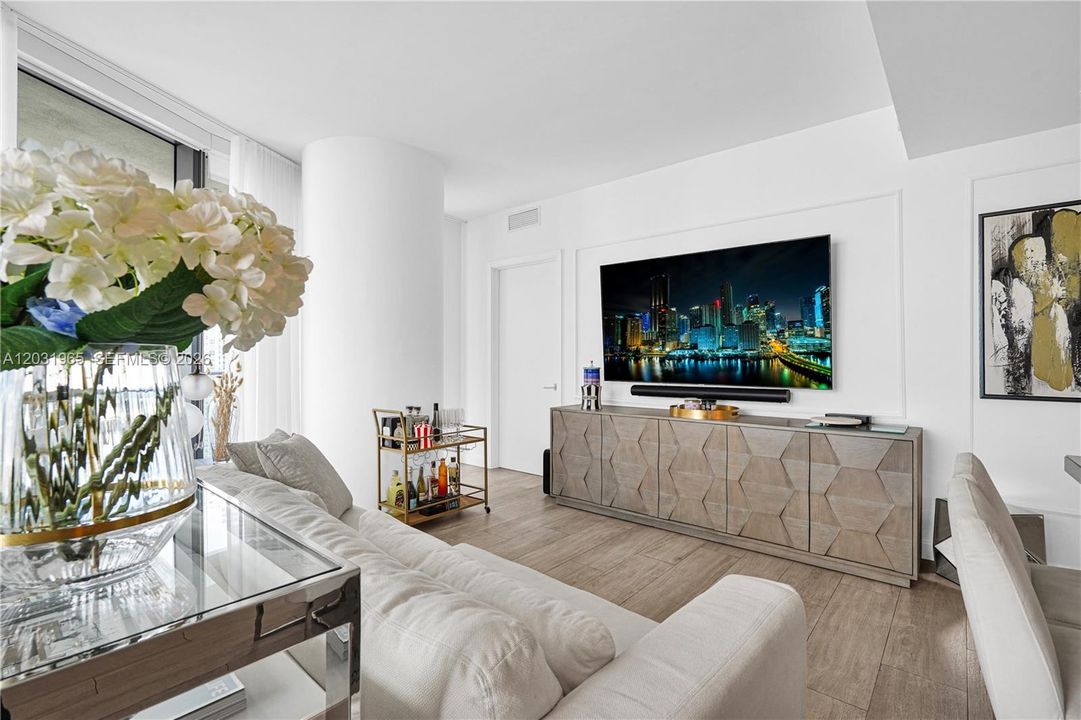 For Rent: $6,150 (2 beds, 2 baths, 1042 Square Feet)