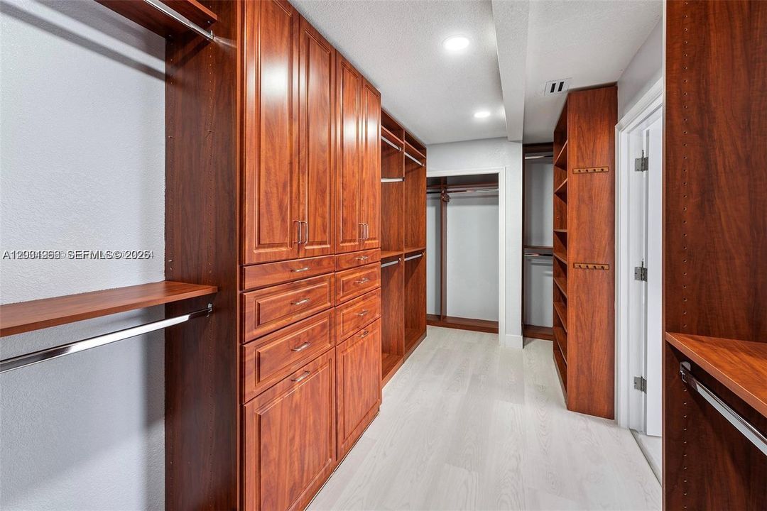 For Sale: $2,500,000 (6 beds, 4 baths, 3772 Square Feet)