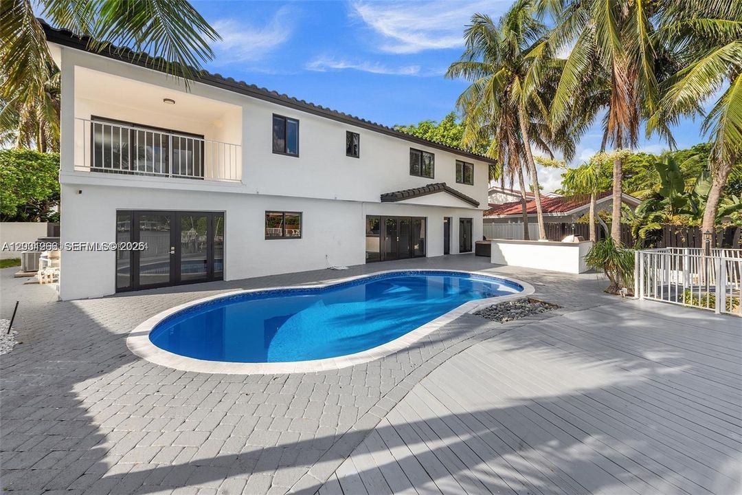 For Sale: $2,500,000 (6 beds, 4 baths, 3772 Square Feet)