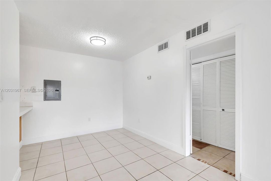 For Rent: $1,900 (1 beds, 1 baths, 750 Square Feet)