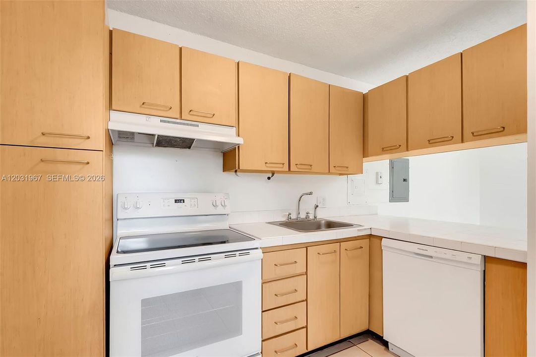 For Rent: $1,900 (1 beds, 1 baths, 750 Square Feet)