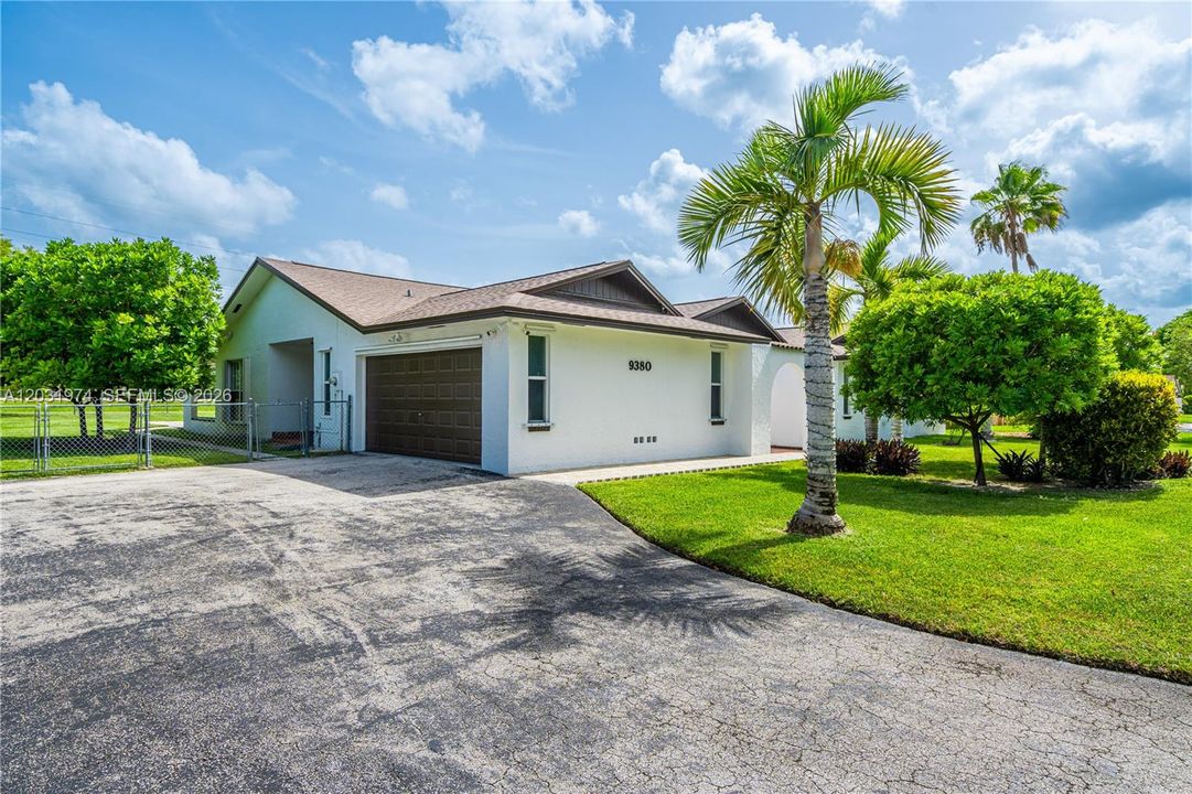 2+ garage with room to park boat, fenced in rear yard/ nice walkaway to front porch