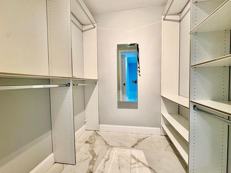 MASTER WALKING CLOSET