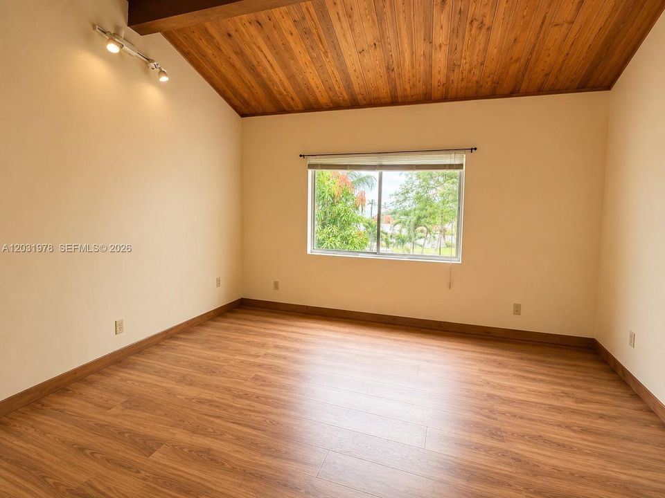 For Sale: $299,000 (2 beds, 2 baths, 1290 Square Feet)