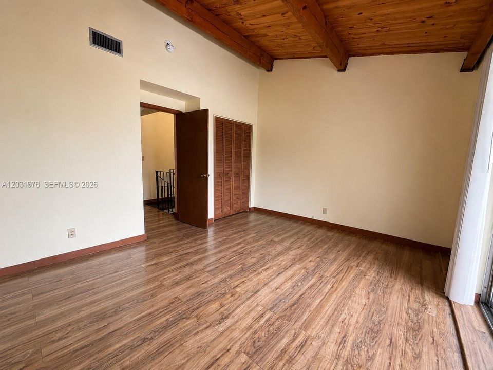 For Sale: $299,000 (2 beds, 2 baths, 1290 Square Feet)