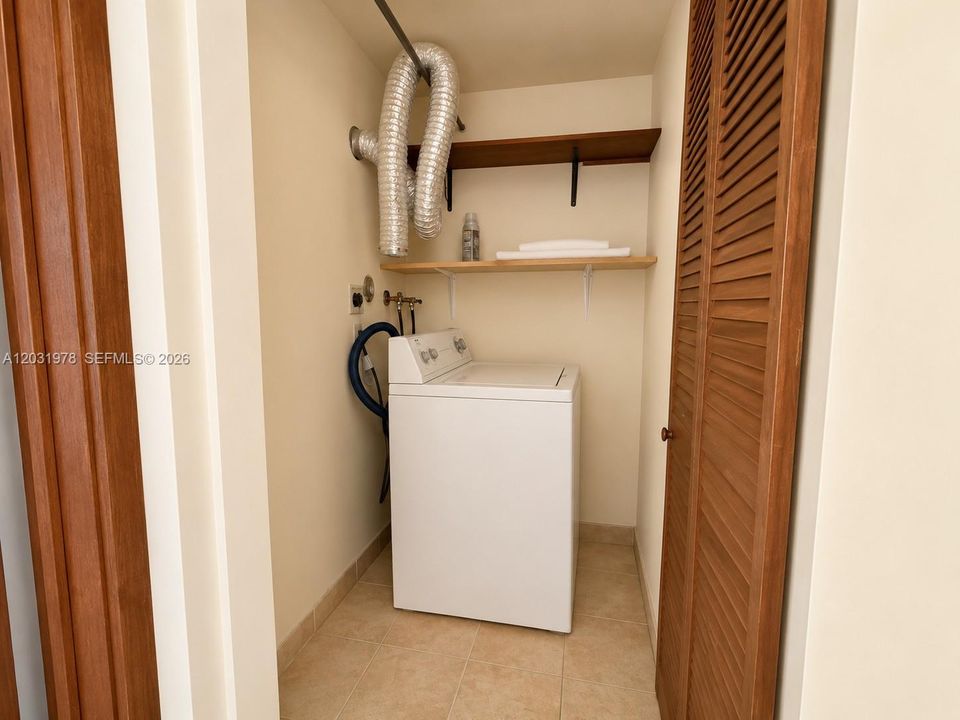 For Sale: $299,000 (2 beds, 2 baths, 1290 Square Feet)