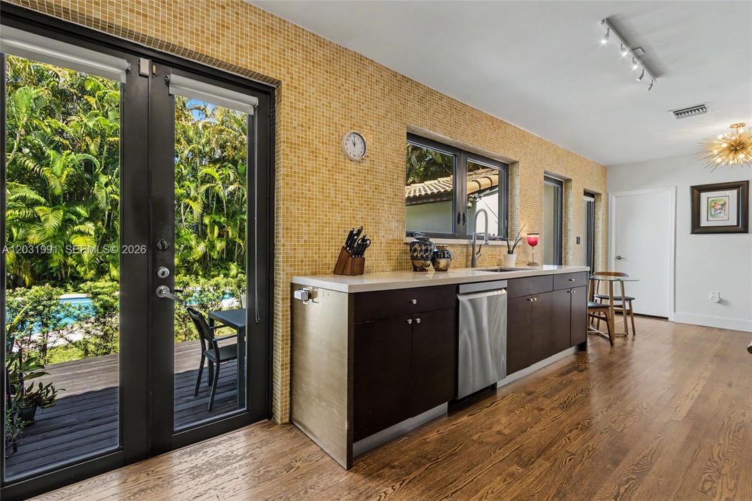 For Sale: $1,290,000 (3 beds, 2 baths, 1252 Square Feet)