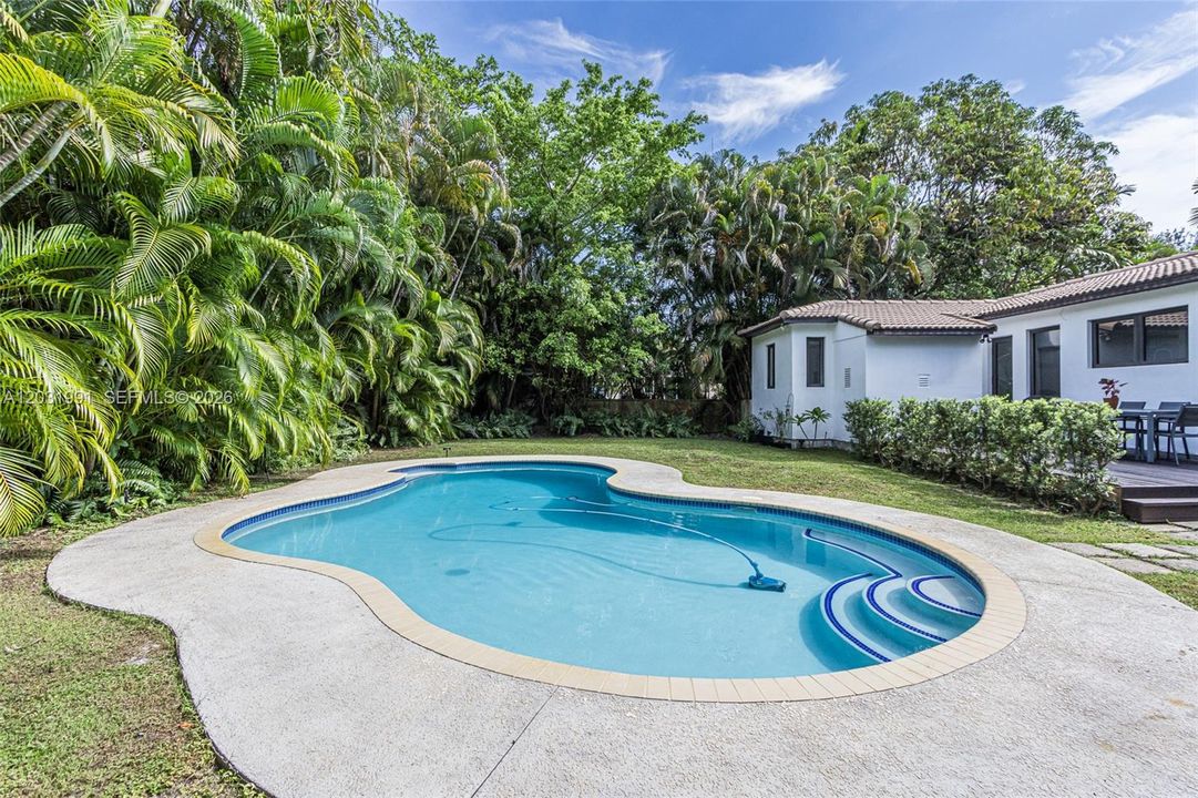 For Sale: $1,290,000 (3 beds, 2 baths, 1252 Square Feet)