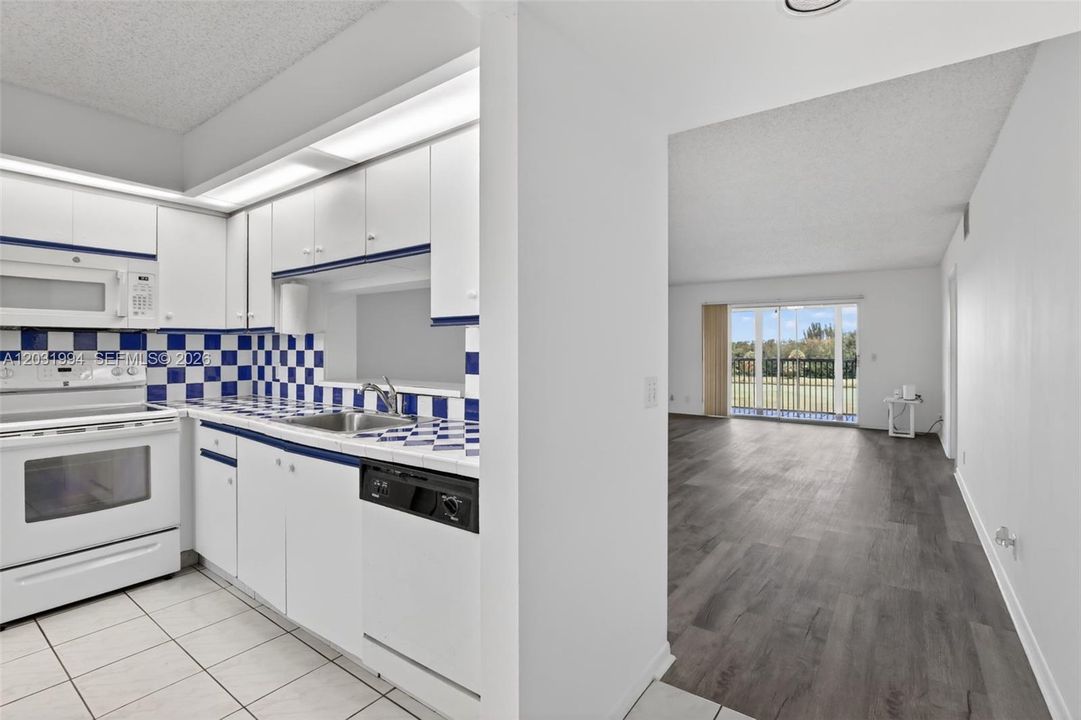 For Sale: $179,900 (2 beds, 2 baths, 1192 Square Feet)