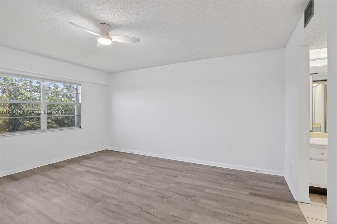 For Sale: $179,900 (2 beds, 2 baths, 1192 Square Feet)