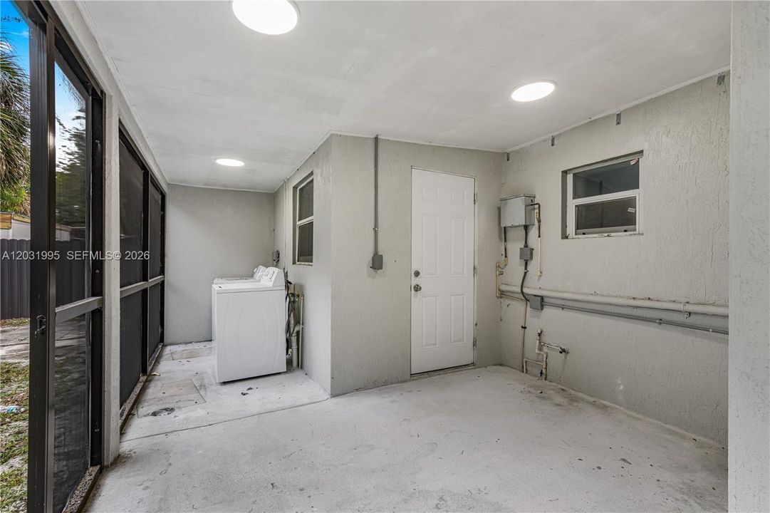 For Sale: $435,000 (4 beds, 2 baths, 810 Square Feet)