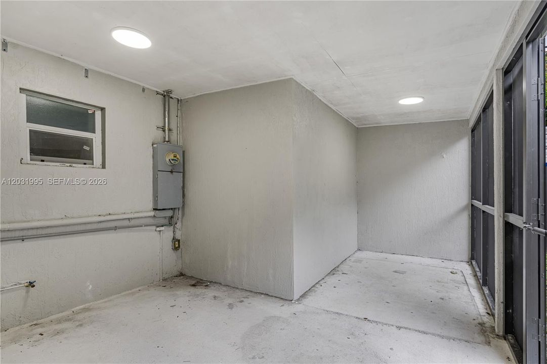 For Sale: $435,000 (4 beds, 2 baths, 810 Square Feet)