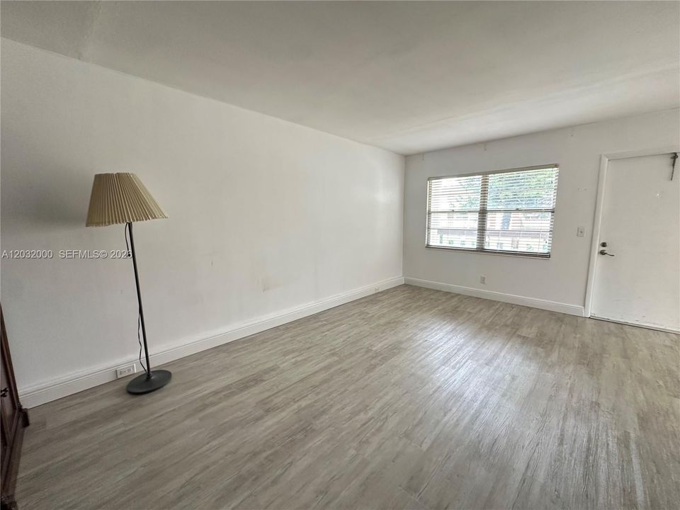 For Rent: $1,700 (2 beds, 1 baths, 840 Square Feet)