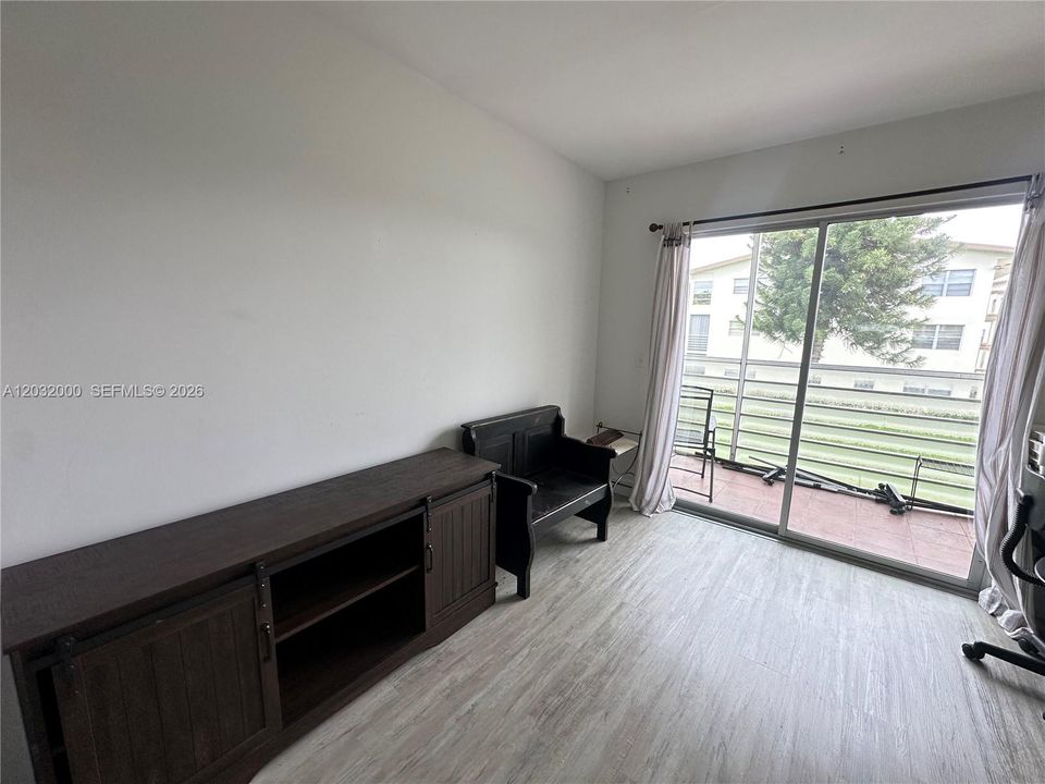 For Rent: $1,700 (2 beds, 1 baths, 840 Square Feet)