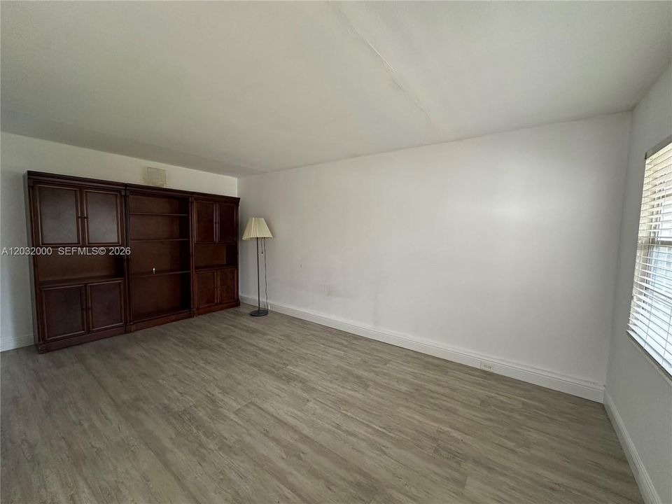 For Rent: $1,700 (2 beds, 1 baths, 840 Square Feet)