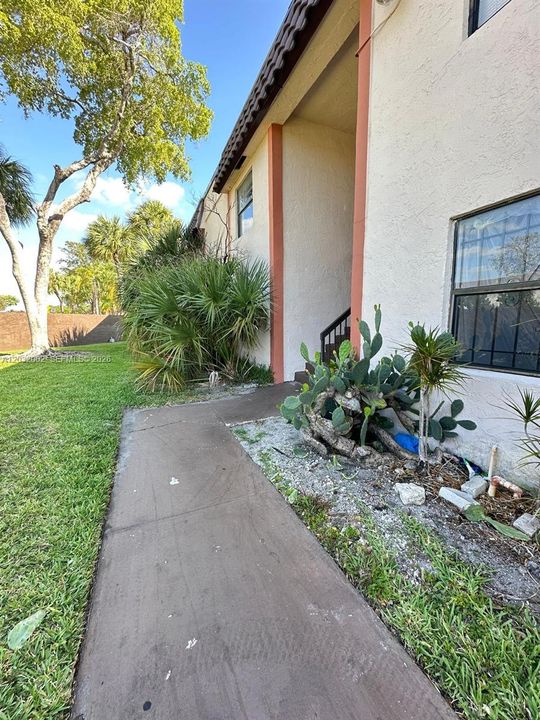 For Rent: $1,950 (2 beds, 2 baths, 970 Square Feet)