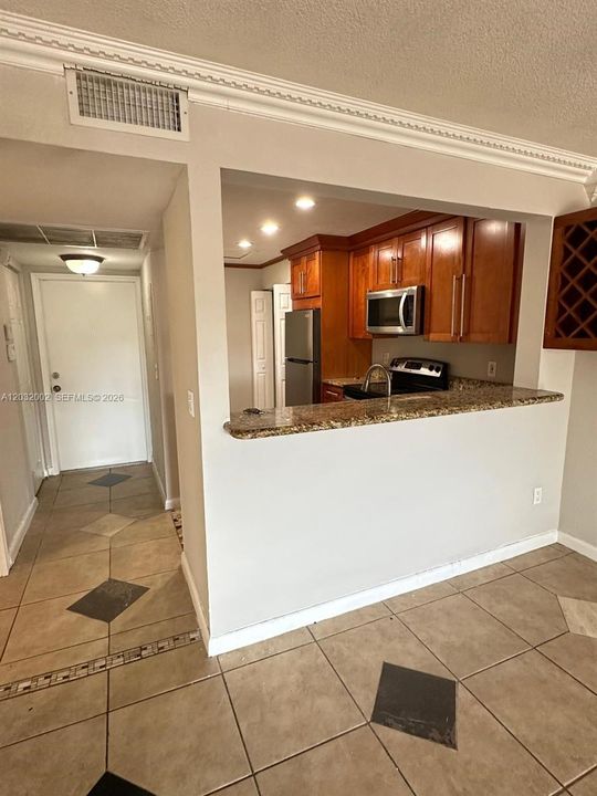 For Rent: $1,950 (2 beds, 2 baths, 970 Square Feet)