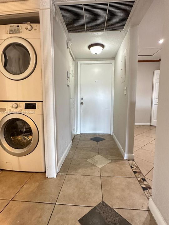 For Rent: $1,950 (2 beds, 2 baths, 970 Square Feet)