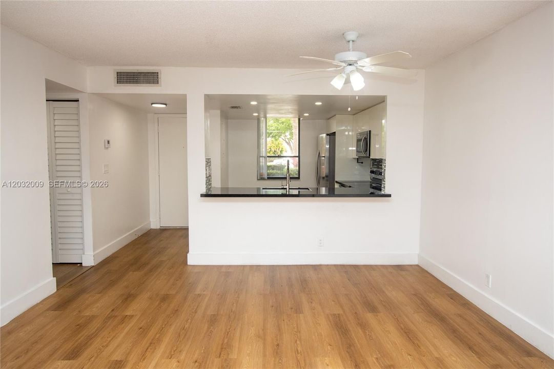 For Rent: $2,300 (2 beds, 2 baths, 979 Square Feet)