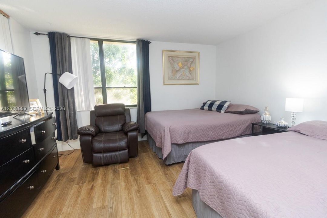 For Rent: $2,300 (2 beds, 2 baths, 979 Square Feet)