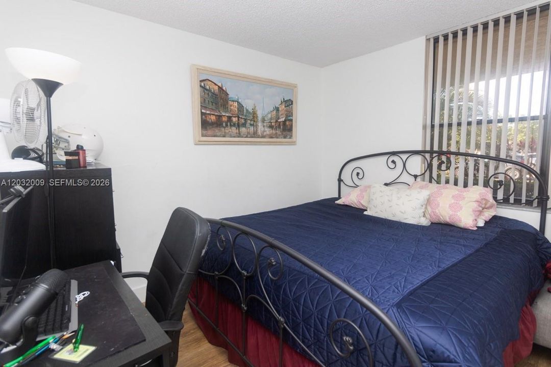 For Rent: $2,300 (2 beds, 2 baths, 979 Square Feet)