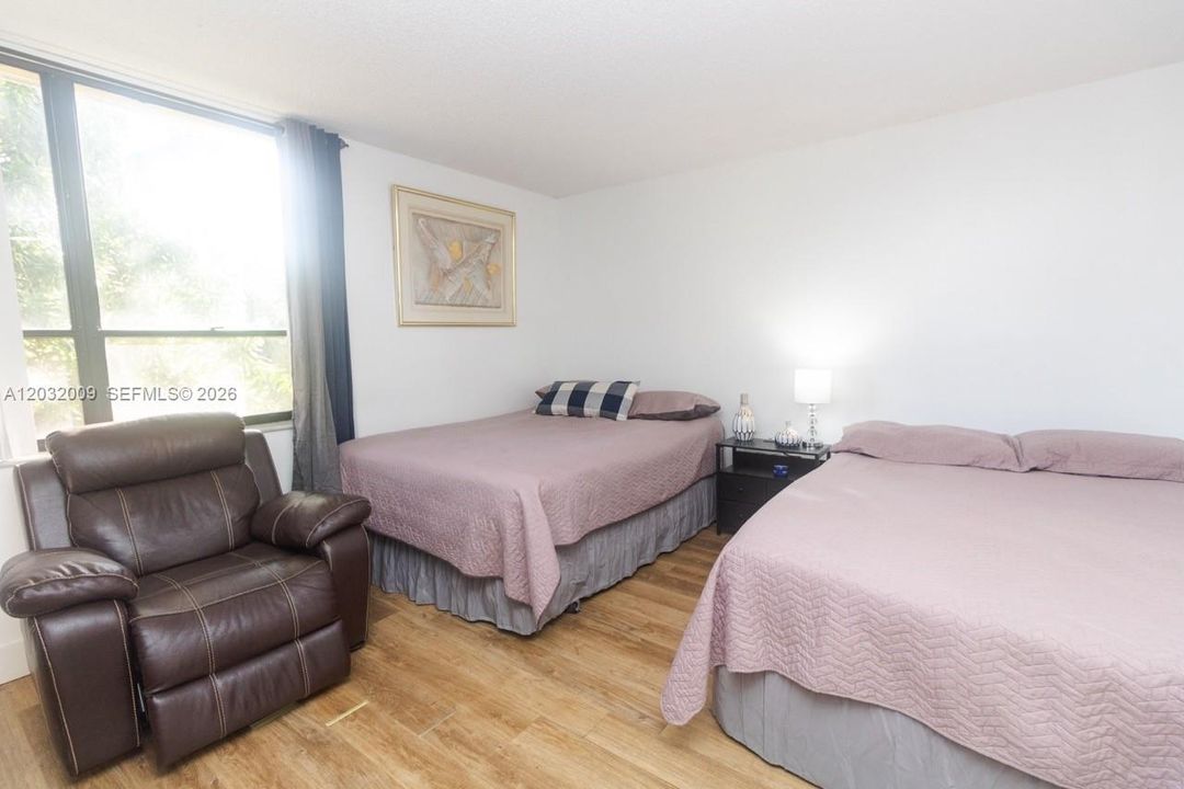 For Rent: $2,300 (2 beds, 2 baths, 979 Square Feet)