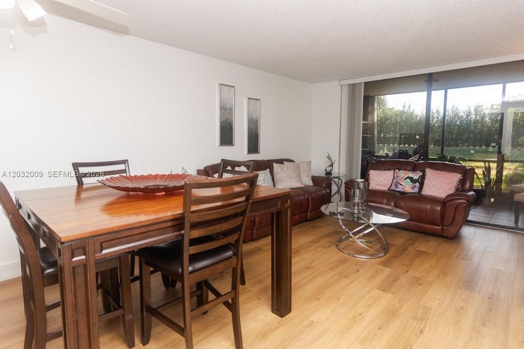 For Rent: $2,300 (2 beds, 2 baths, 979 Square Feet)