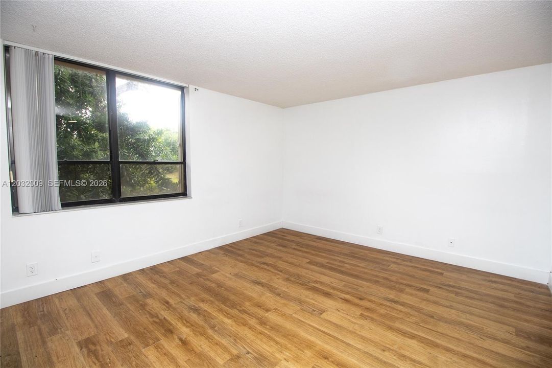 For Rent: $2,300 (2 beds, 2 baths, 979 Square Feet)