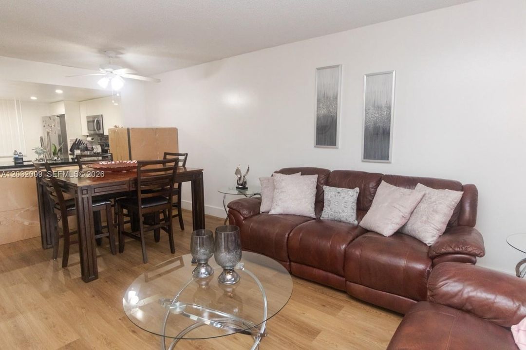 For Rent: $2,300 (2 beds, 2 baths, 979 Square Feet)