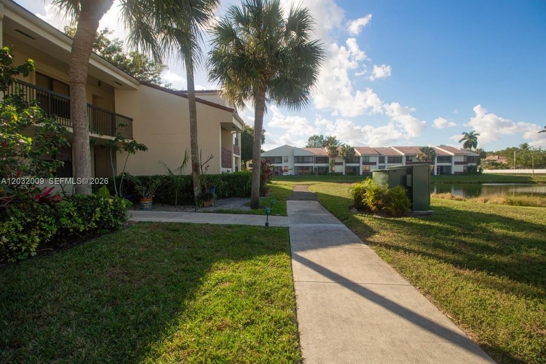 For Rent: $2,300 (2 beds, 2 baths, 979 Square Feet)