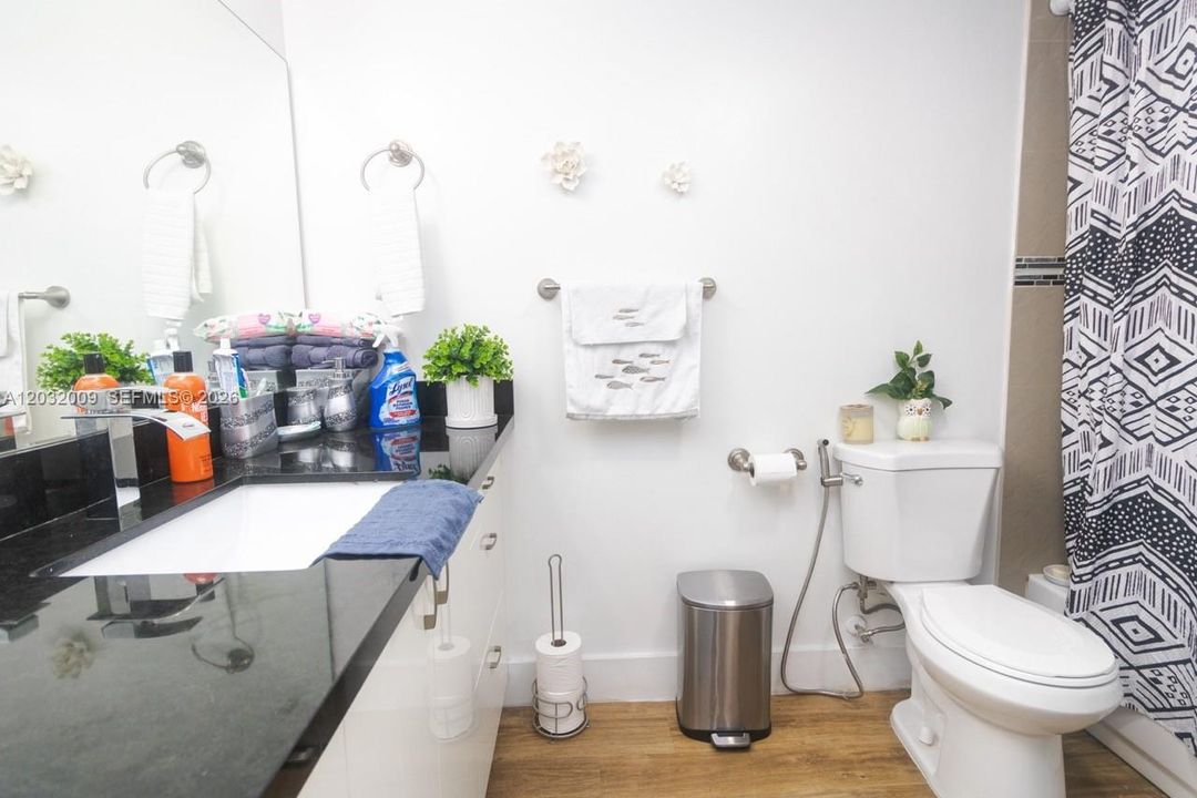 For Rent: $2,300 (2 beds, 2 baths, 979 Square Feet)