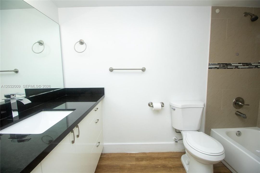 For Rent: $2,300 (2 beds, 2 baths, 979 Square Feet)